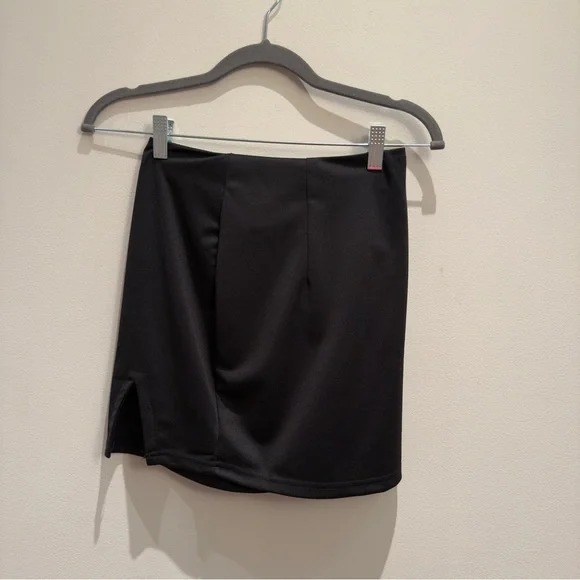 NWT- Verdusa Black Mini Skirt with Side Slit Size Small Woman’s - Picture 1 of 6